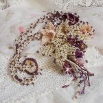 Collar Les Floralies montado con piedras preciosas : Sugilita y cuentas Miyuki Delicas de diferentes colores 